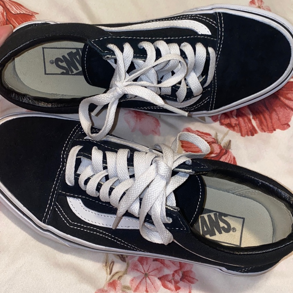 Unisex black and white Vans women’s 7 men’s 5.5